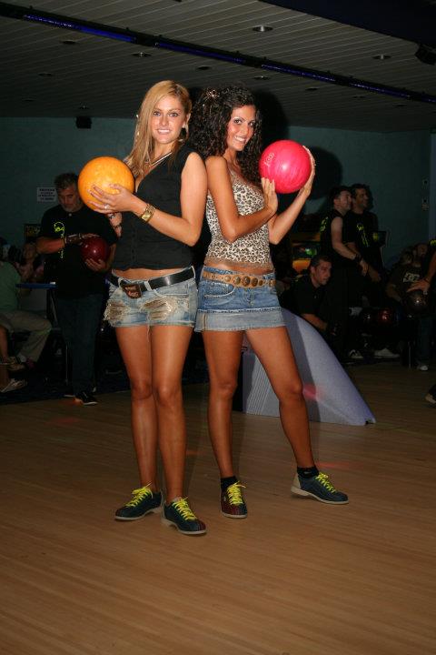due ragazze al bowling
