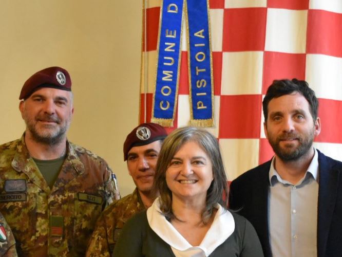  sindaco Alessandro Tomasi, l’assessore Alessandra Frosini e alcuni paracadutisti (foto da comunicato)