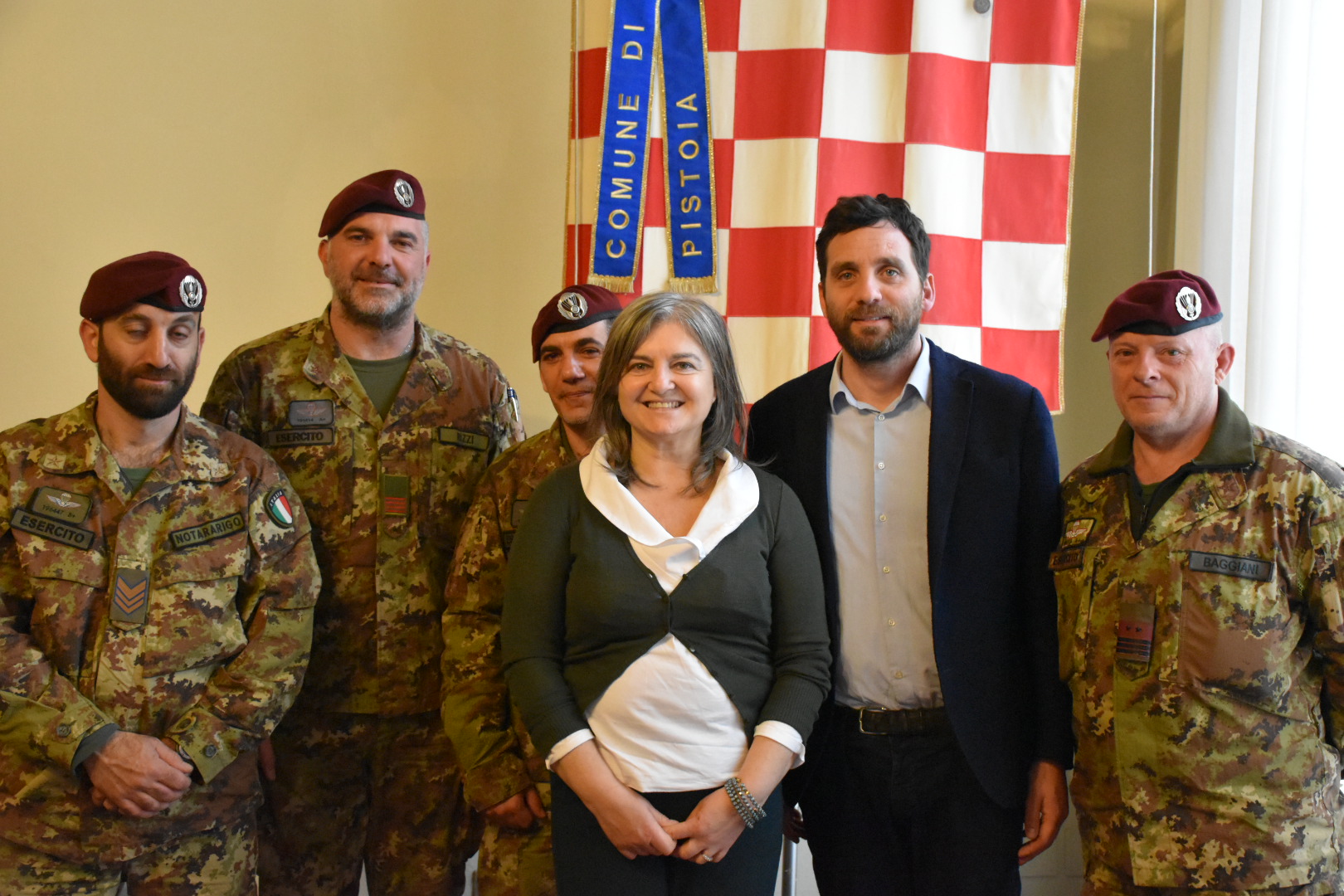  sindaco Alessandro Tomasi, l’assessore Alessandra Frosini e alcuni paracadutisti (foto da comunicato)