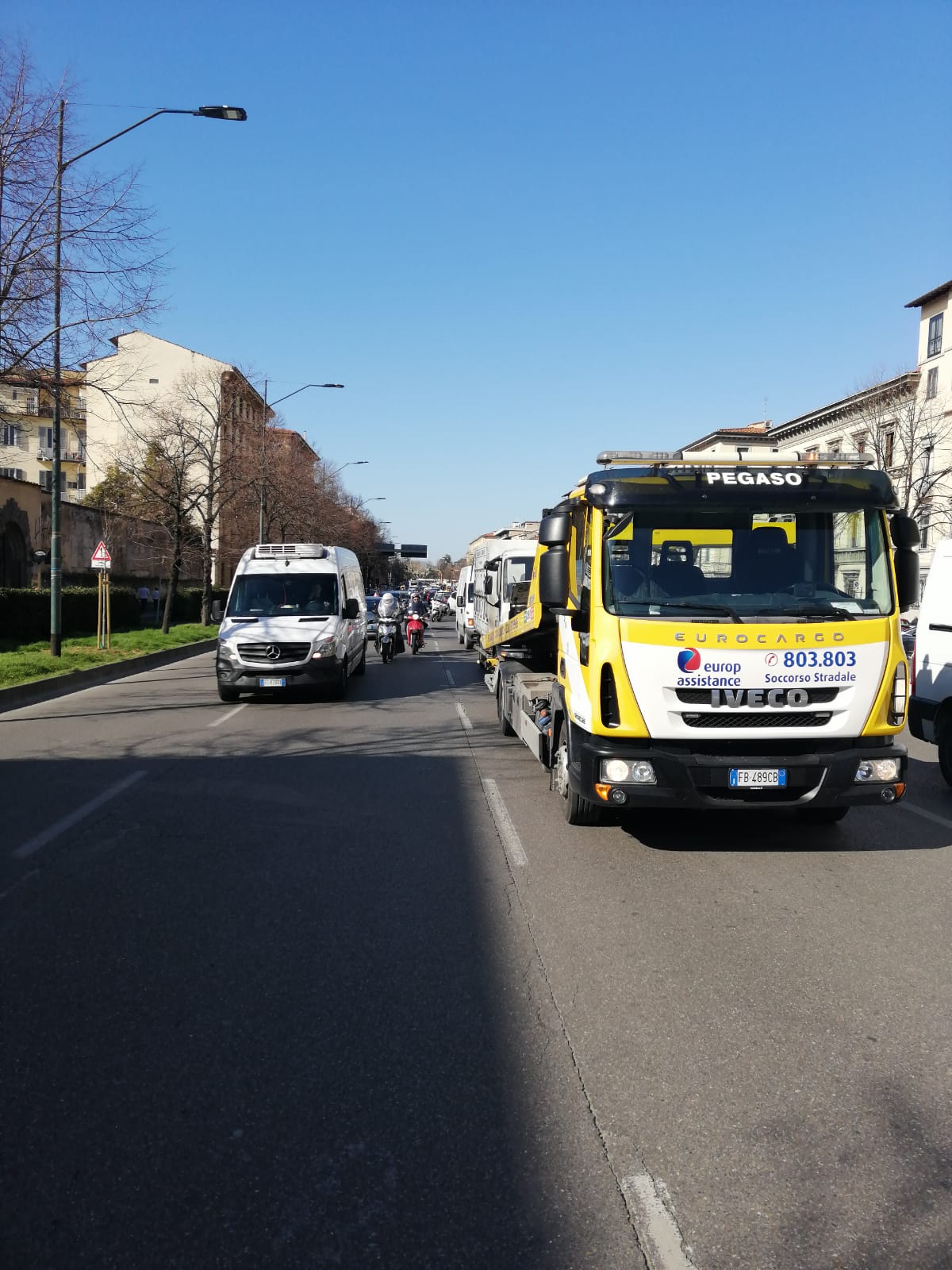 Il veicolo in avaria in Viale Spartaco lavagnini (foto da comunicato)