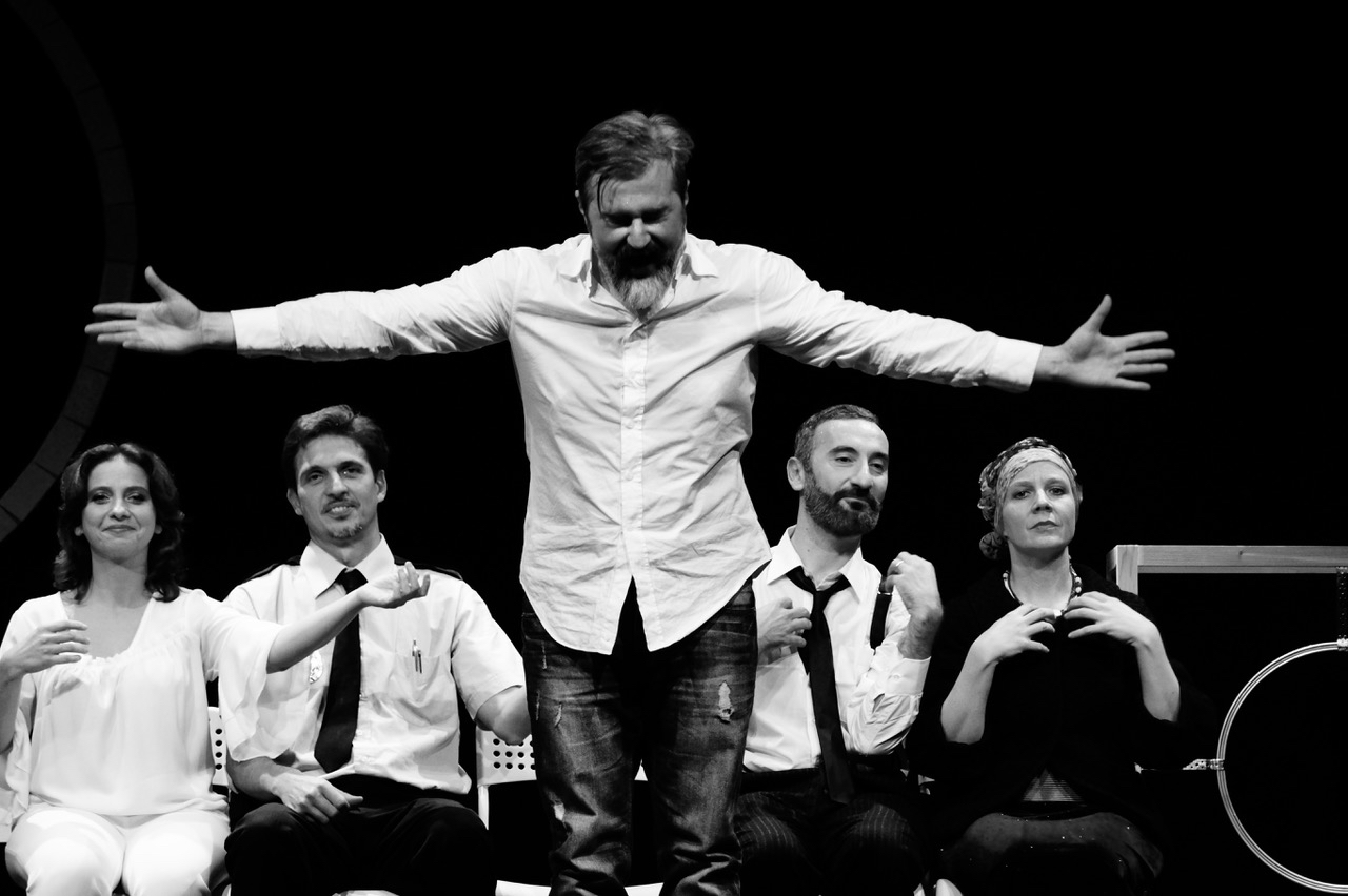 Andrea Bruni sul palco del Teatrodante con la commedia “Oblò - Lavaggio cuori delicati”