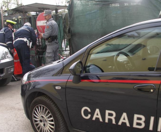 I Carabinieri e la Polizia Municipale durante il sequestro (foto da comunicato)