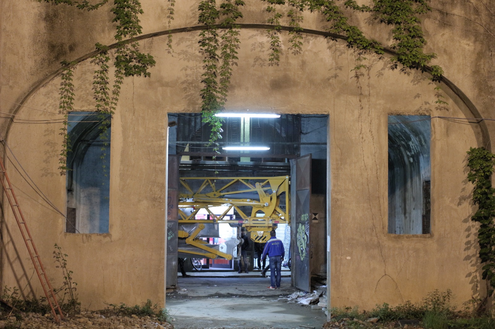 L'arrivo e l'installazione della gru a Sant'Orsola