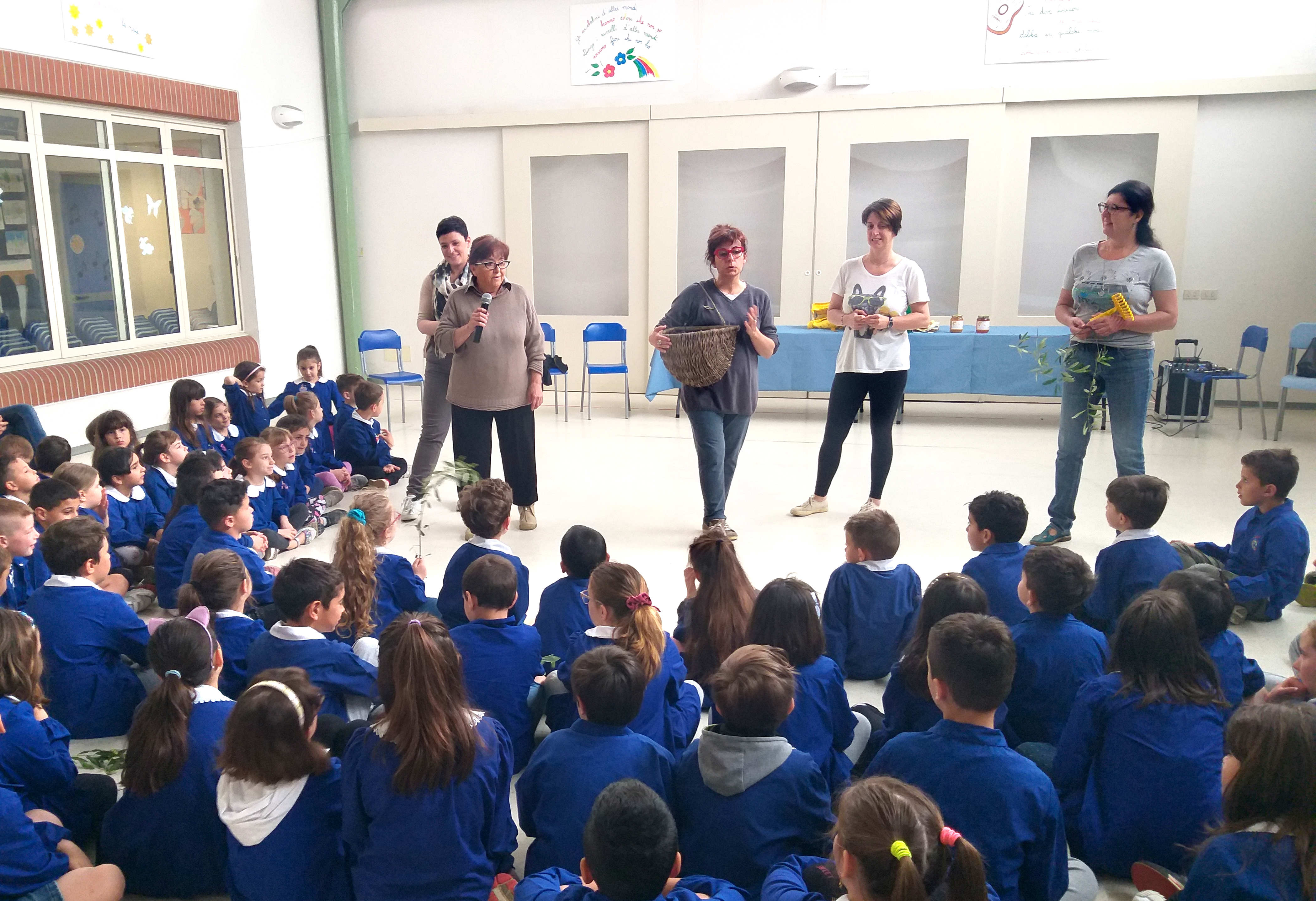 Alla primaria di Santonuovo, a lezione di olio e miele con il Biodistretto del Montalbano (fonte foto comunicato stampa)