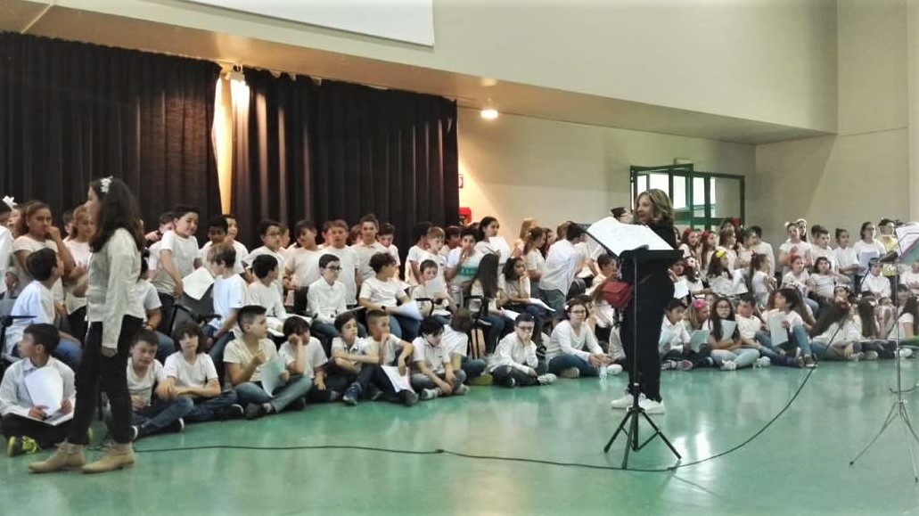 Castelfiorentino. Duecento bambini cantano “Il Barbiere di Siviglia” all’Enriques 