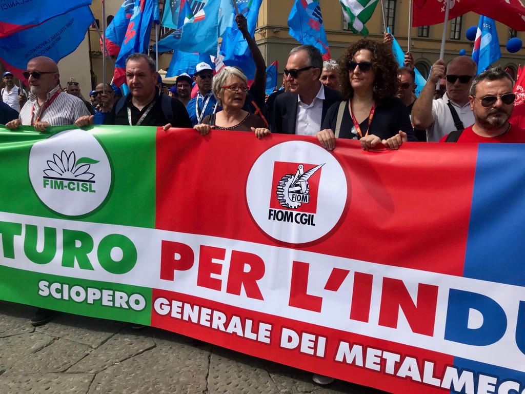 Il presidente Enrico Rossi in corteo con i metalmeccanici in sciopero 