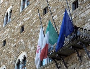  Bandiera di Firenze a mezz’asta sugli edifici pubblici