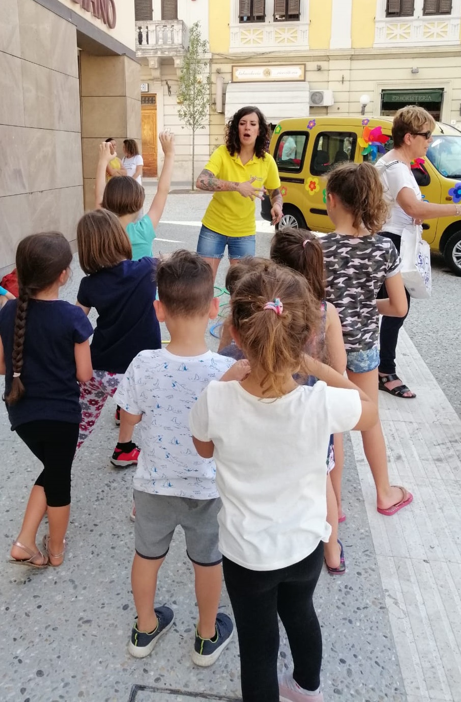 i bambini e i giochi animano piazza Montanelli