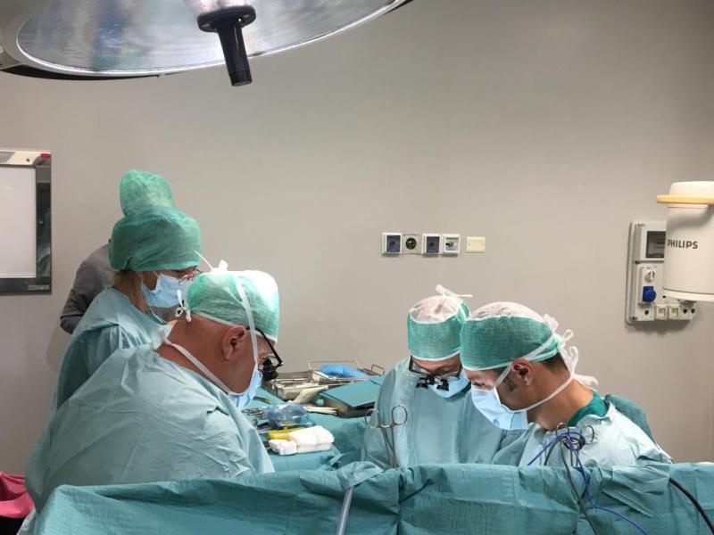 Chirurgia della mano sala operatoria equipe al lavoro