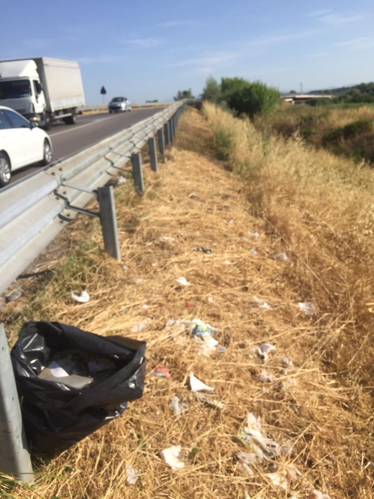 Banchine stradali, 440 kg di spazzatura rimossa in 4 giorni di pulizia lungo le provinciali (foto da comunicato)