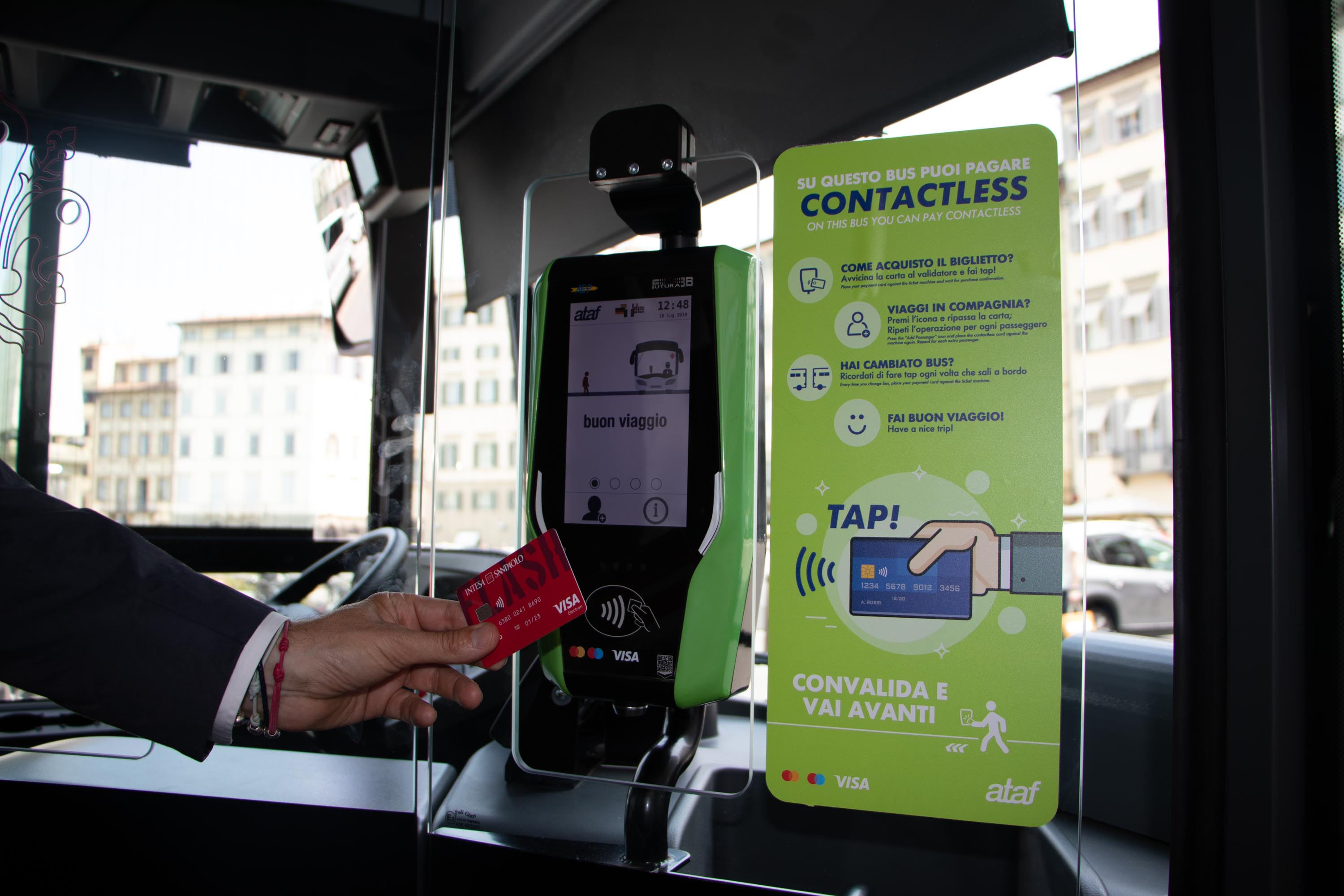 Macchinetta per il pagamento contactless sui bus Ataf