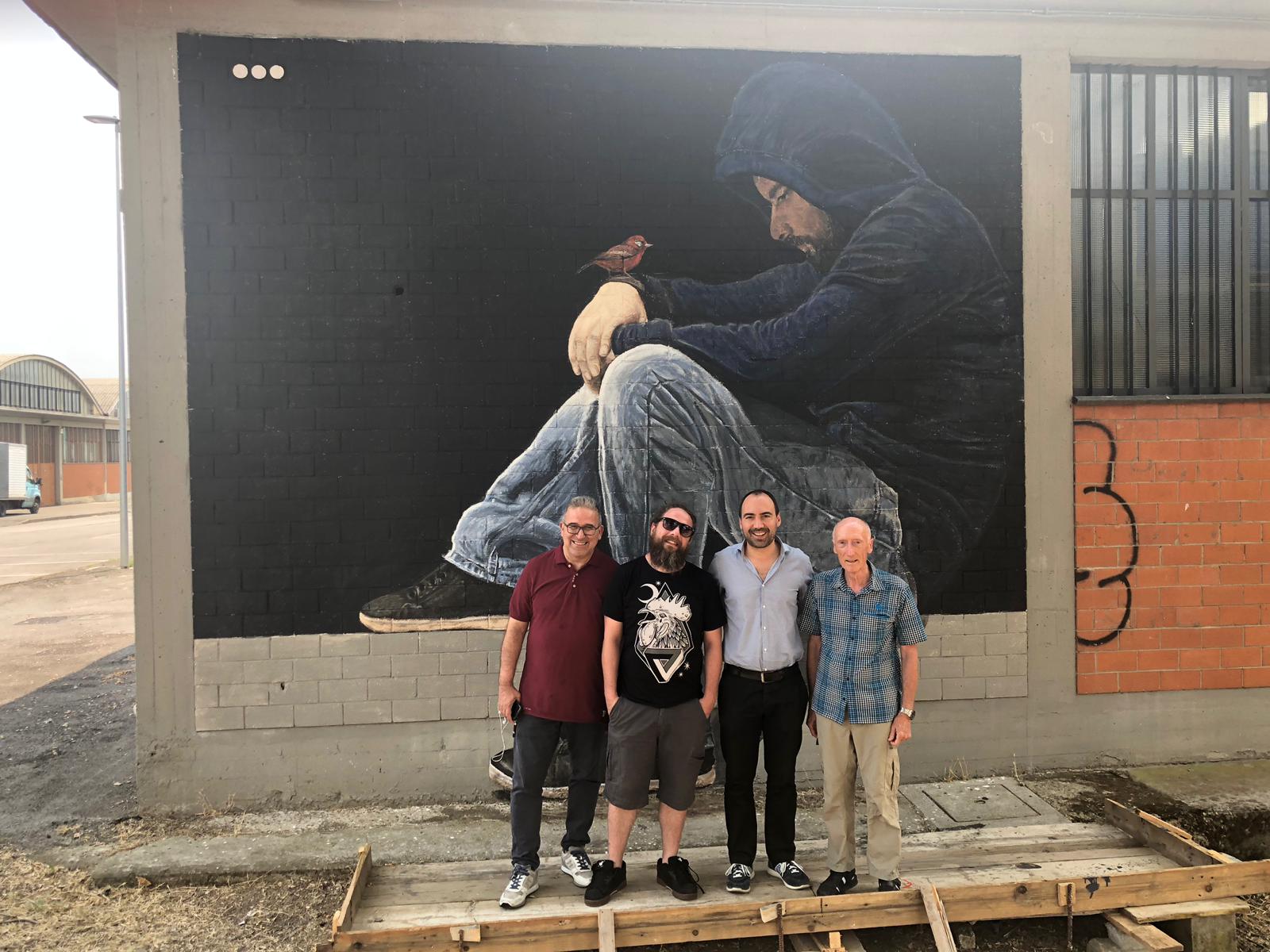  da sinistra l'assessore Giuseppe Forastiero, l'artista Edoardo Buccianti, il sindaco Simone Calamai e Paolo Brachi, ideatore del progetto. Alle loro spalle l'opera di Gnob