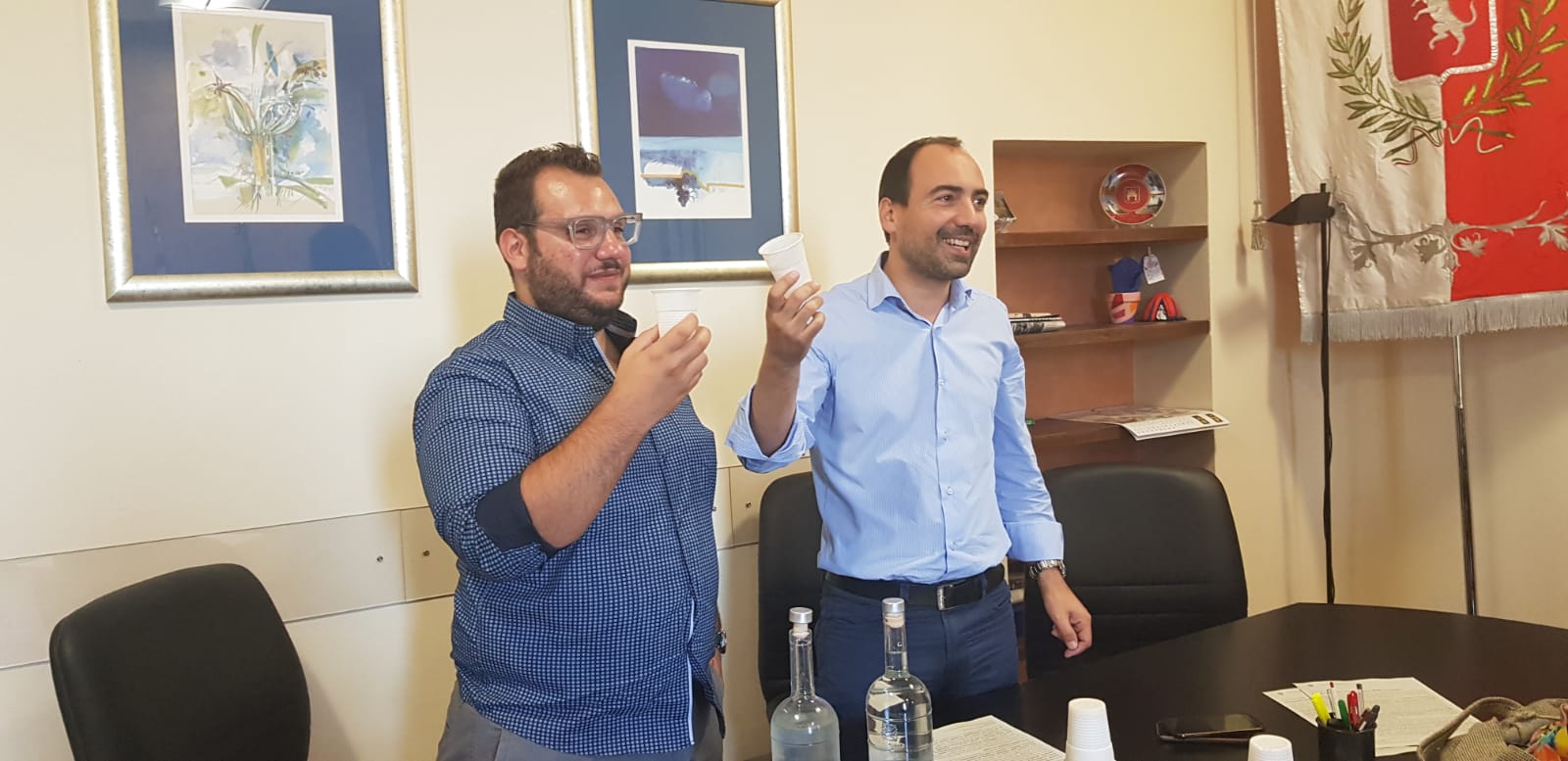da sinistra l'assessore all'ambiente, Alberto Vignoli e il sindaco Calami con in mano bicchieri in polpa di cellulosa (foto da comunicato)