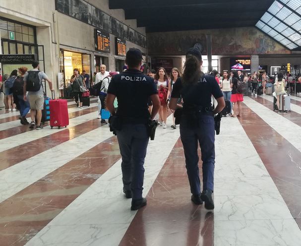 Agenti della Polizia ferroviaria nella Stazione di Santa Maria Novella