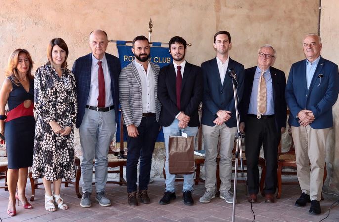 Foto di gruppo riconoscimenti a giovani studiosi selezionati da Ente Nazionale Boccaccio