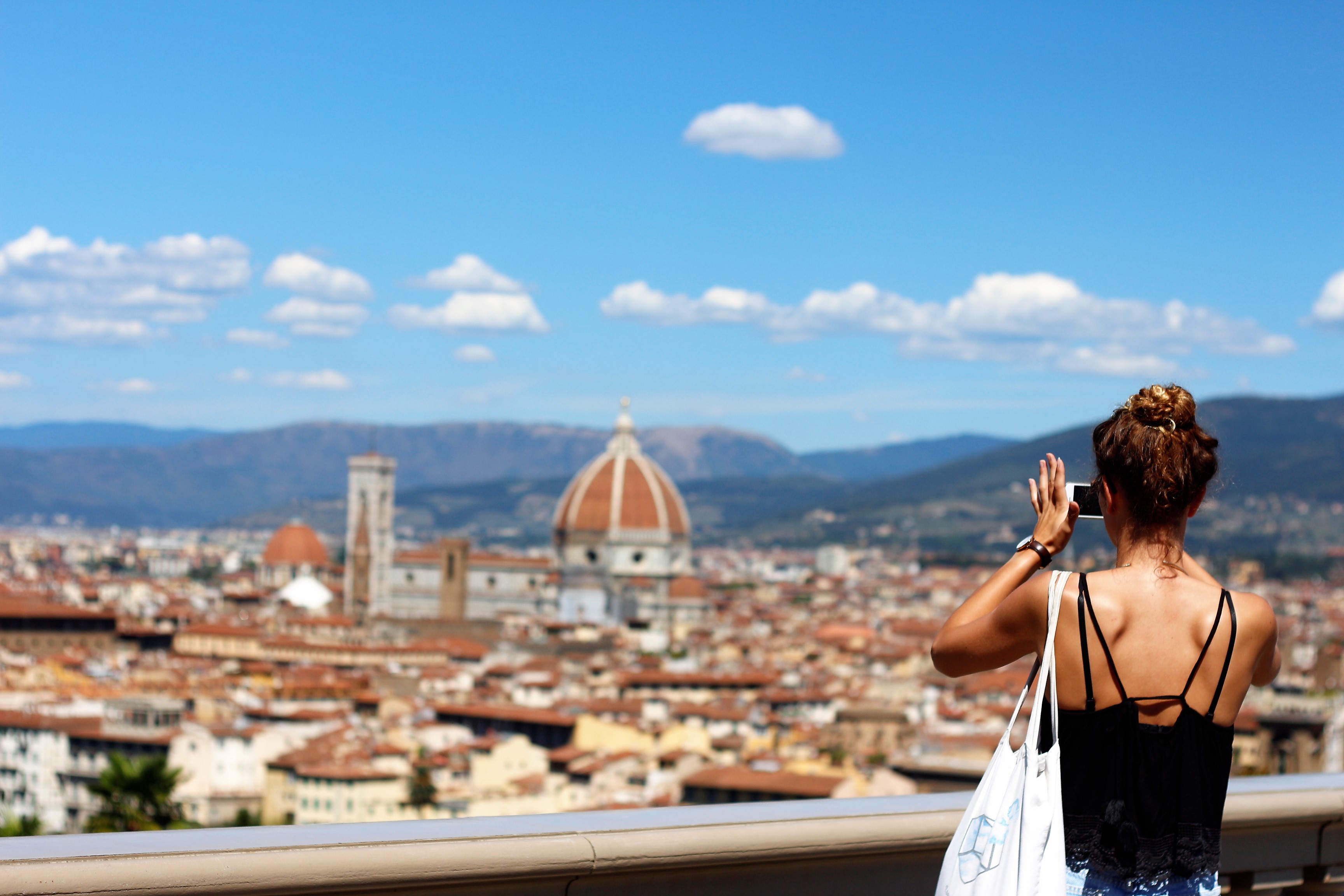 Turismo, primo semestre 2019: aumenta la permanenza media, diminuiscono i pullman (foto Antonello Serino MET)