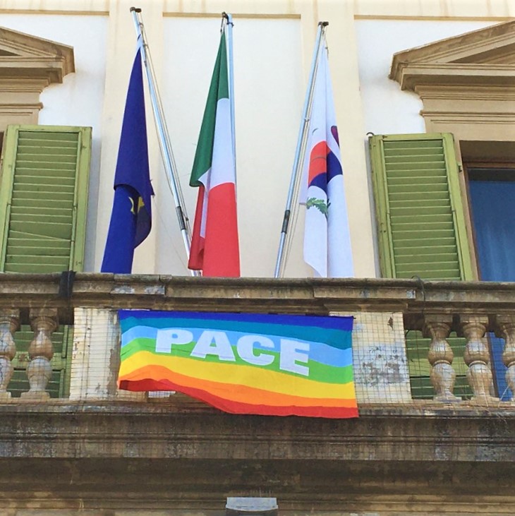 Bandiera della pace sul Comune di Sesto Fiorentino 