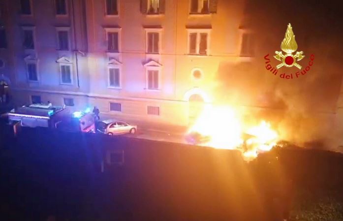 Auto in fiamme in via Zanella a Firenze