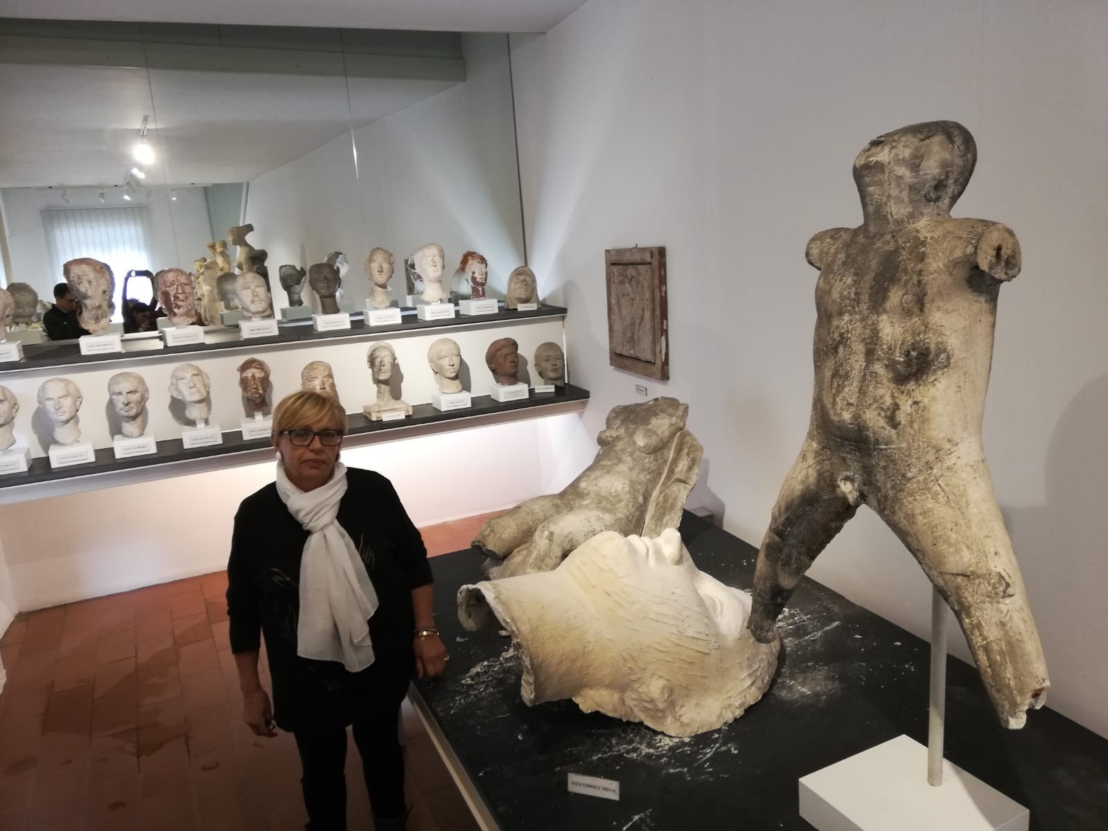 Maria Teresa Tosi, direttrice del Museo al fianco della testa danneggiata di Marino Marini.