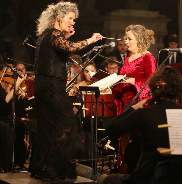Johanna Knauf dirige l'Orchestra Desiderio da Settignano