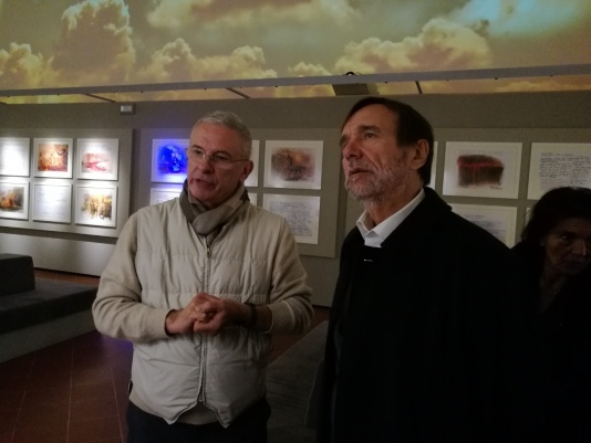 Da sx Pippo Zeffirelli e il Rettore Unifi, Luigi Dei nella Sala Inferno del Museo.jpg