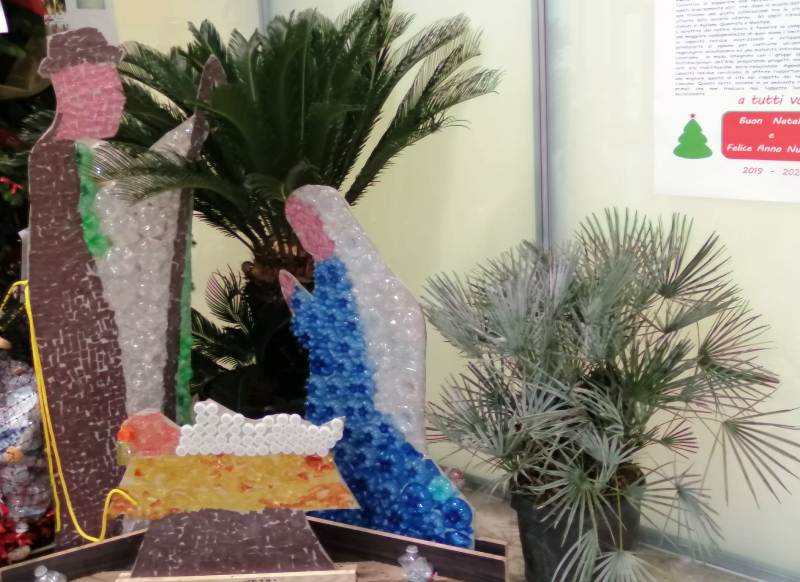 Il Presepe realizzato dagli ospiti del centro Diurno Pantarei con materiali di riciclo (Foto da comunicato)