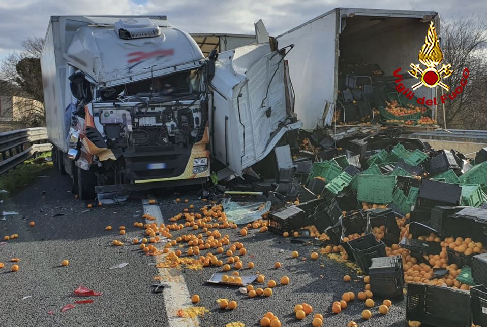Carico di arance sparso in autostrada
