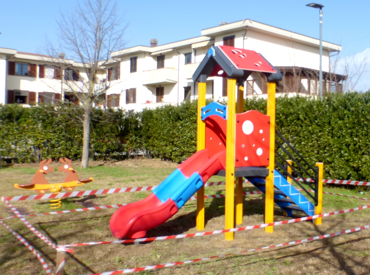 Nuovi giochi per bambini nel giardino di via Einaudi 