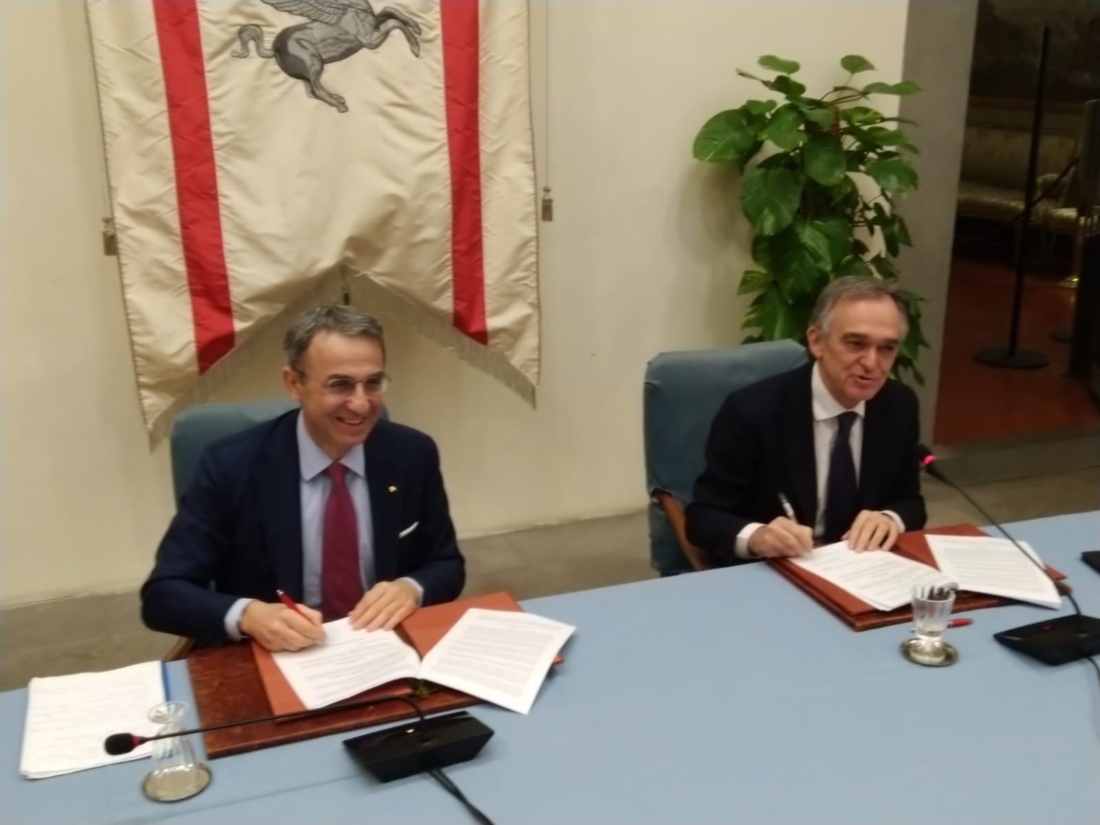 Il presidente Rossi e il ministro Costa firmano l'accordo