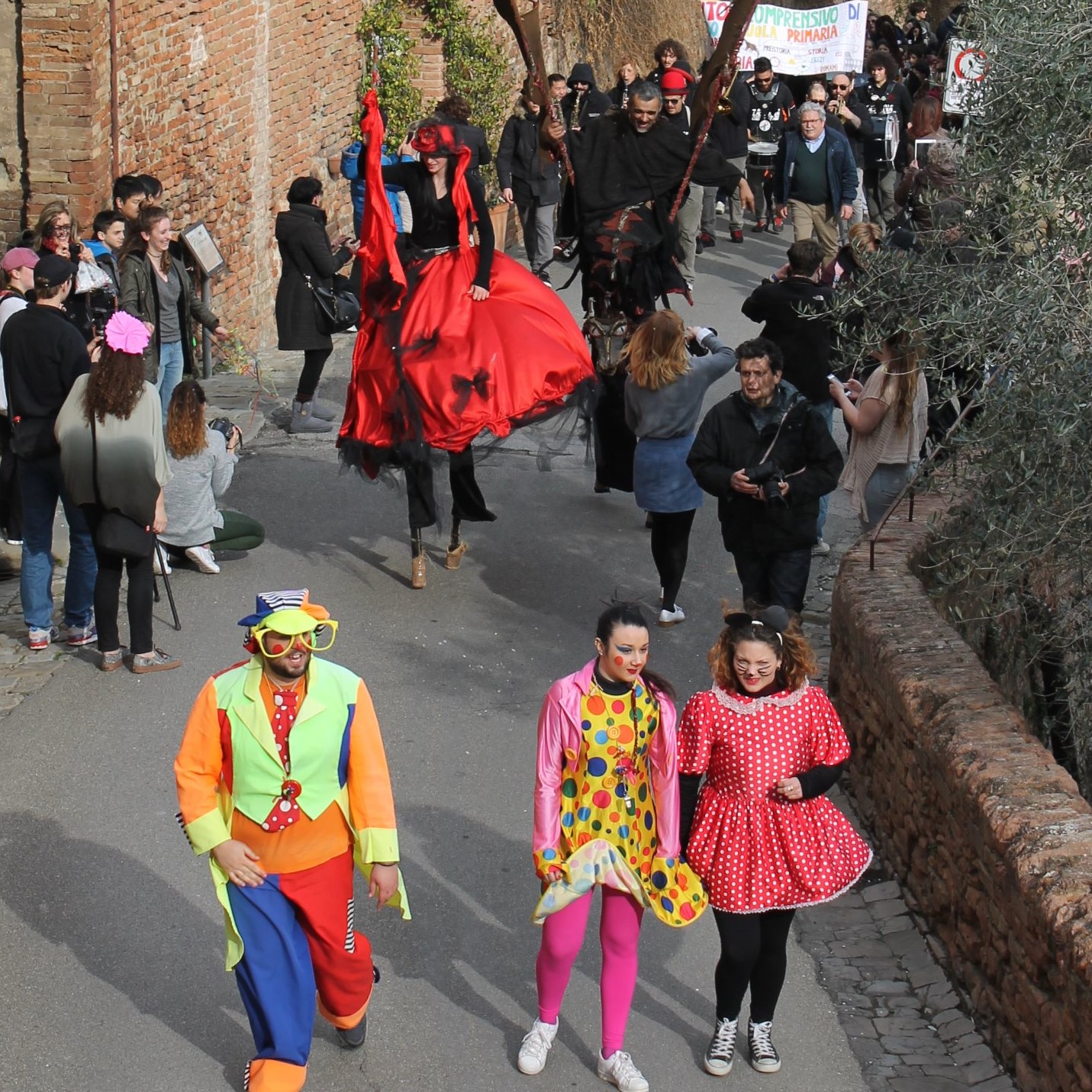 Carnevale col teatro di strada in Certaldo Alta, per il pubblico di ogni età 