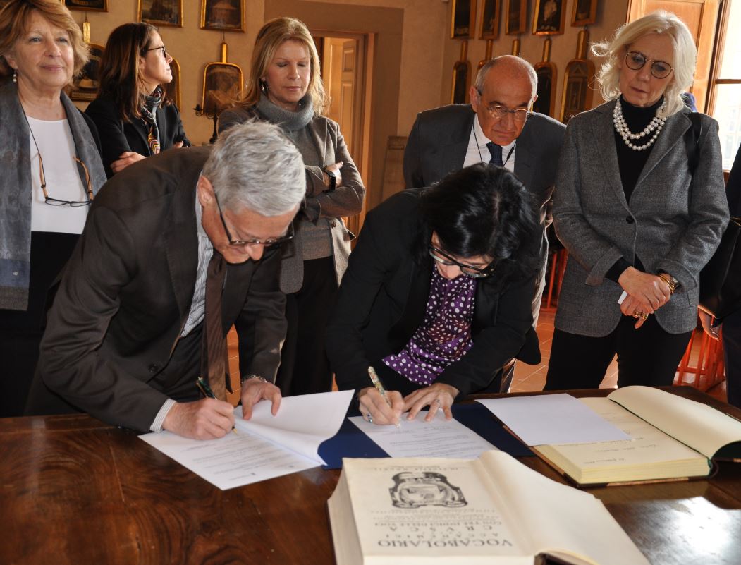 La Ministra Fabiana Dadone e il Presidente Claudio Marazzini firmano l'accordo alla Crusca