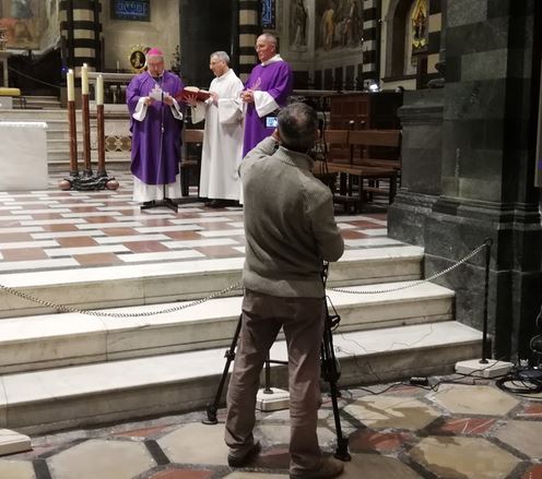 La messa del vescovo Nerbini nella cattedrale vuota di Prato
