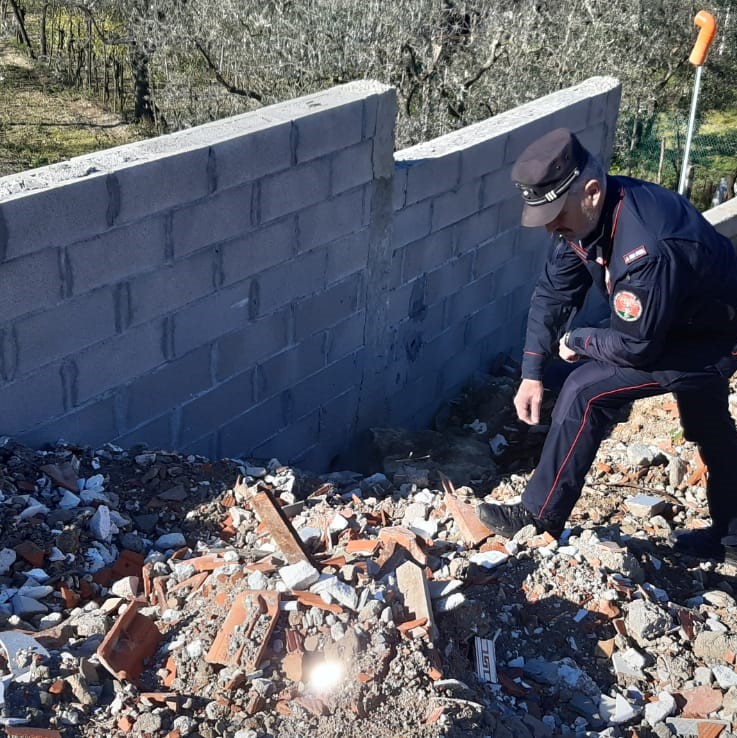 I Carabinieri Forestali individuano un terrapieno, realizzato spianando rifiuti da demolizione e terre e rocce da scavo in area vincolata paesaggisticamente (foto da comunicato)