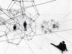 Tomás Saraceno, Stillness in Motion – Cloud Cities (Città nuovola), 2016 Installation view at San Francisco Museum of Modern Art (SFMOMA), USA. Courtesy the artist. © Photography by Studio Tomás Saraceno, 2016