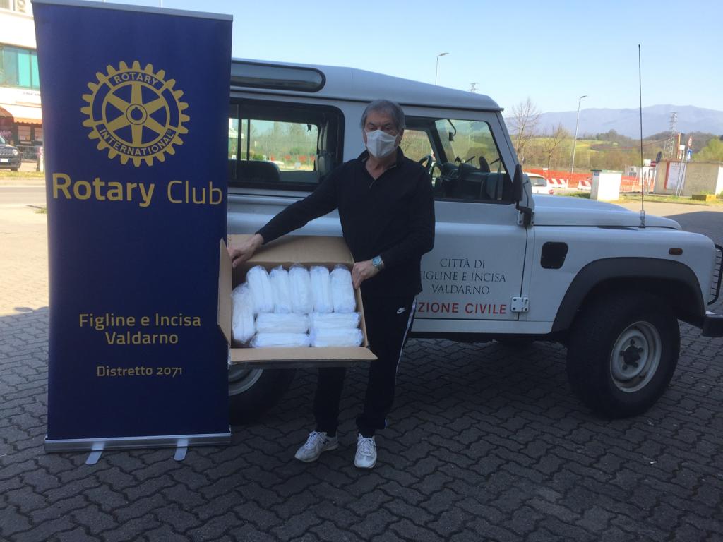 Presidente Rotary Loriano Cuccolio consegna le mascherine (Foto da comunicato)