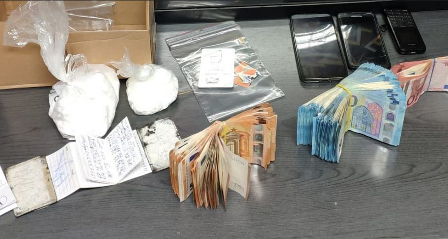 Cocaina, denaro e schede telefoniche sequestrati dalla Guardia di Finanza
