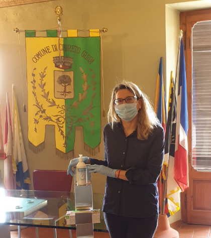 Il Sindaco Simona Rossetti con il dispenser donato (Foto da comunicato)
