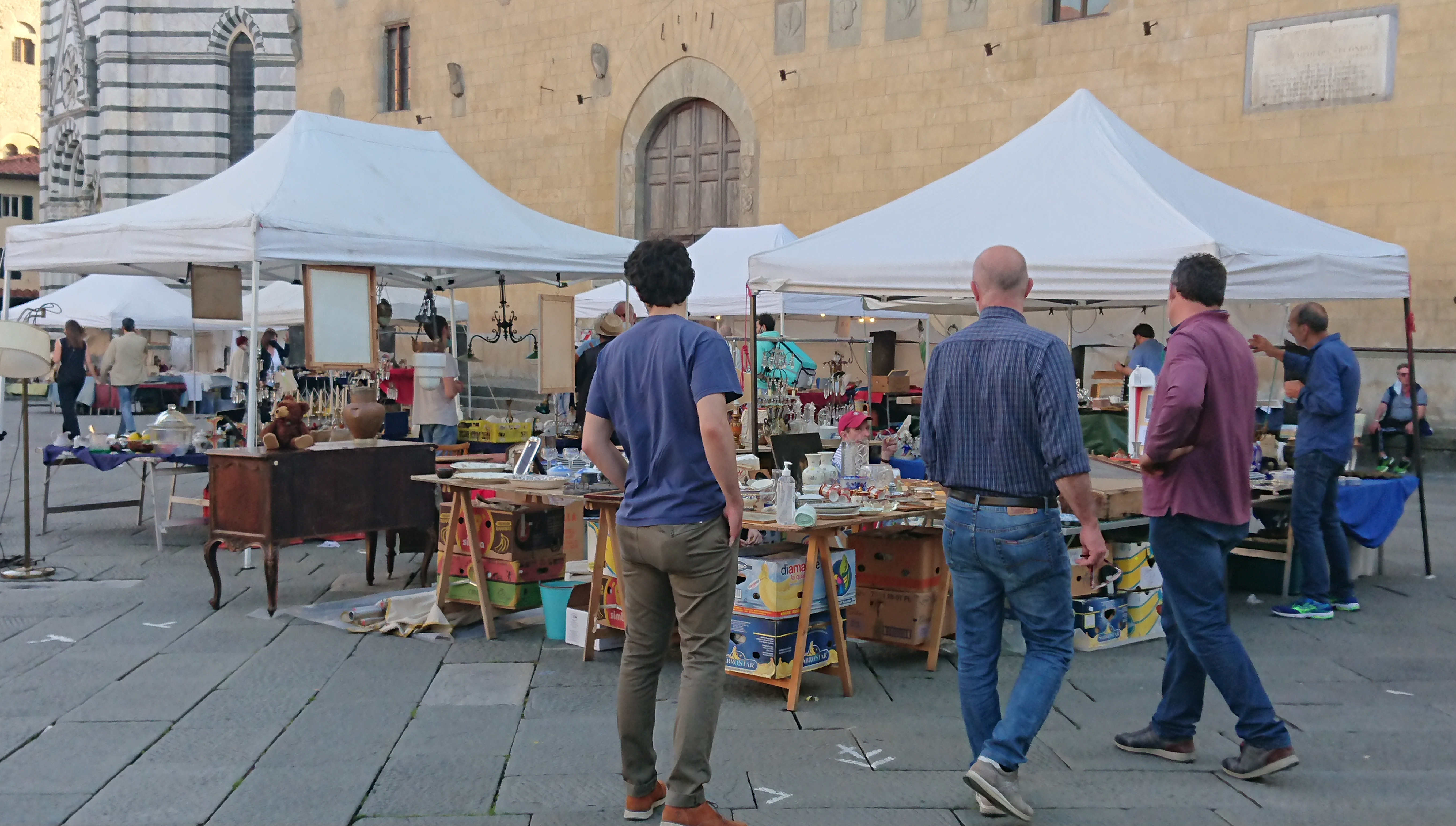 Mercato antiquario piazza del Duomo (Foto di repertorio Comune di Pistoia)