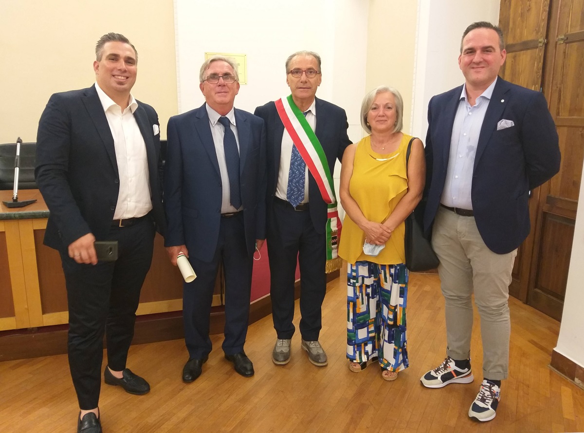 Maurizio Vegni con la famiglia ed il sindaco Mazzanti