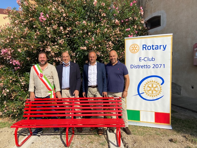 La panchina donata dal Rotary (Foto da comunicato)