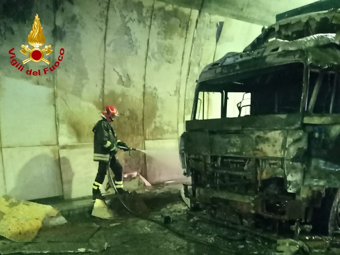 Intervento dei Vigili del fuoco del comando di Firenze per l’incendio di un mezzo pesante in galleria sulla A1