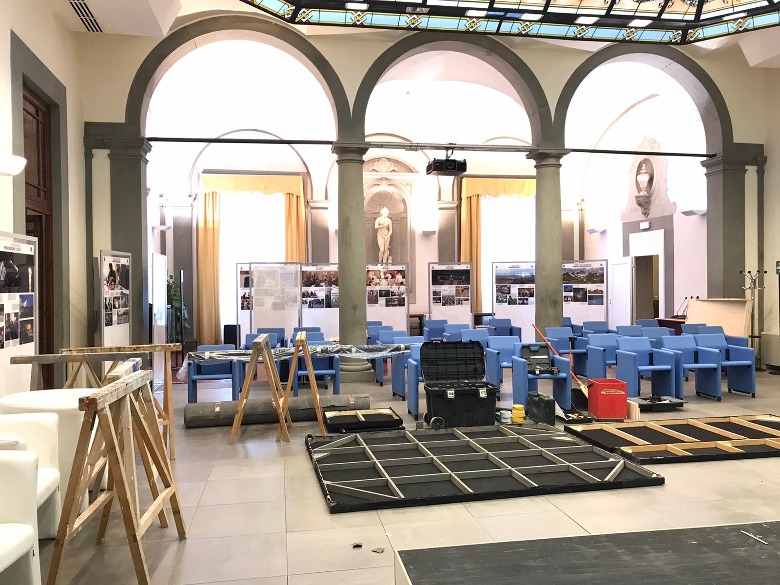 Il lavori di montaggio del palco in sala Pegaso (Foto da comunicato)