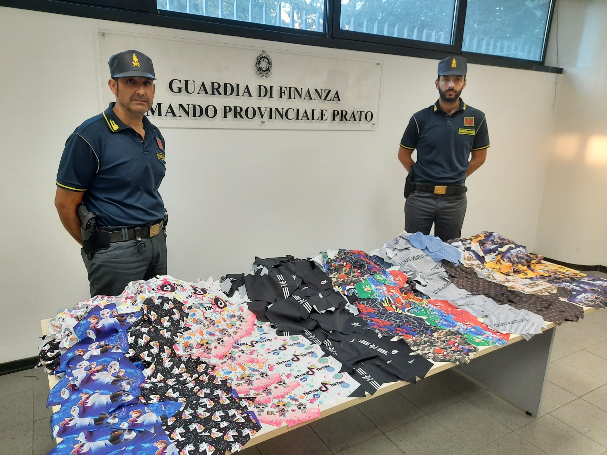 GdF Prato. Sequestro mascherine contraffatte (Foto da comunicato)