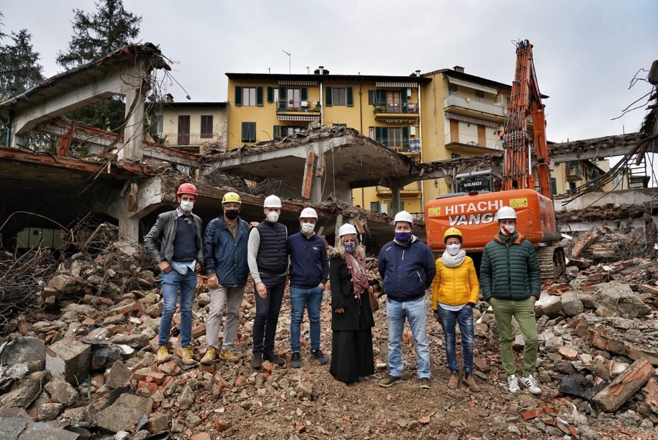 La demolizione dei vecchi capannoni abbandonati di via Confalonieri (Foto da comunicato)
