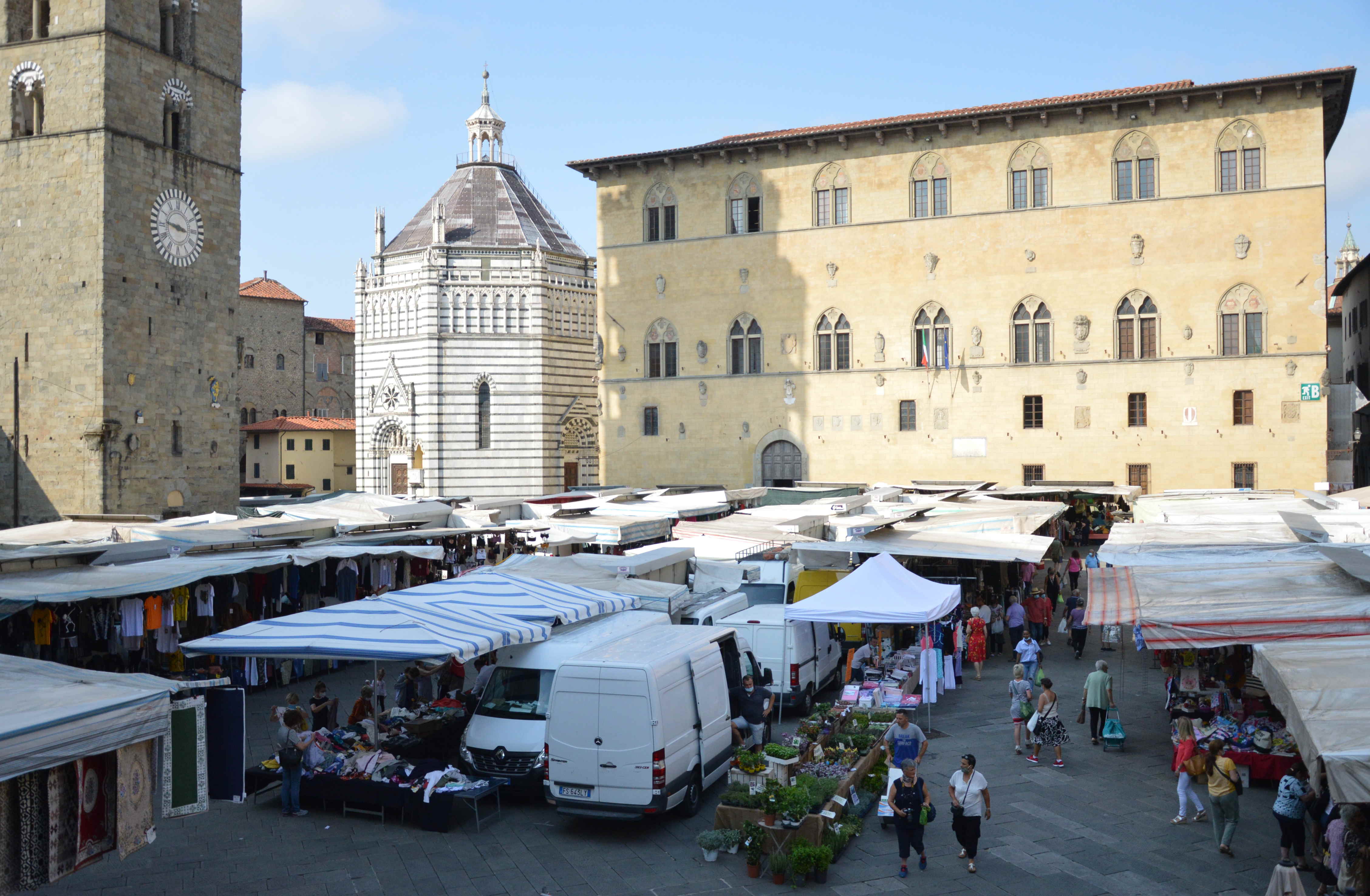 foto di repertorio del mercato in piazza del Duomo