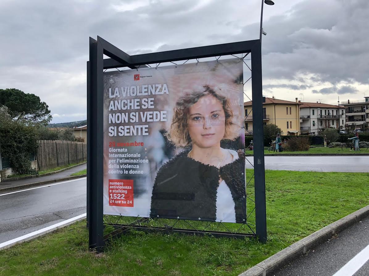 Cartellone pubblicitario contro la violenza sulle donne