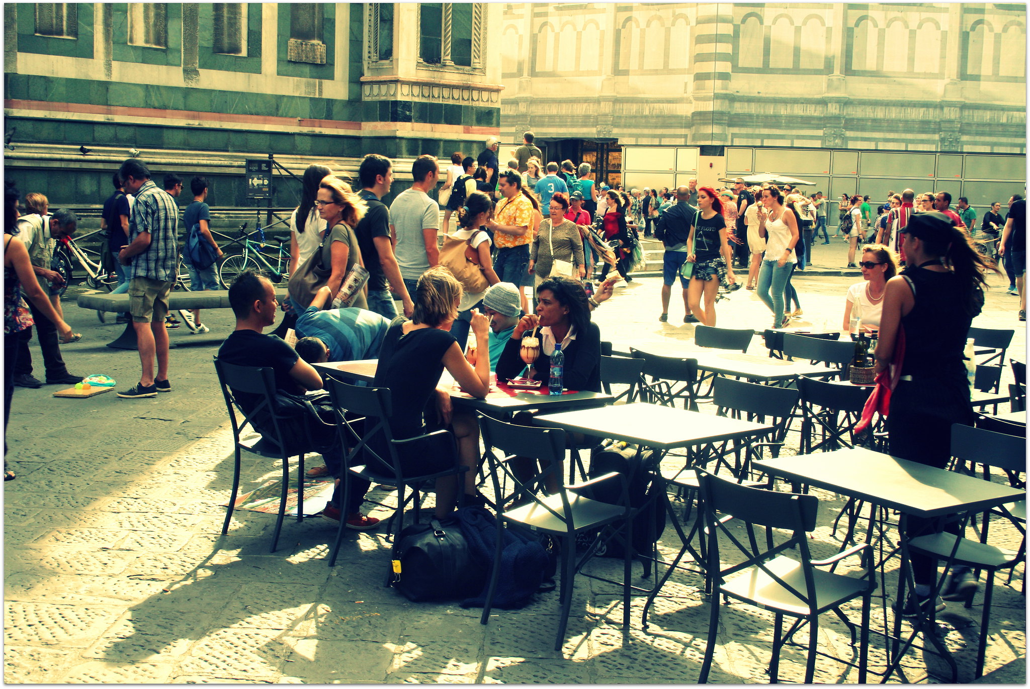 Tavolini e turisti in Piazza Duomo (foto archivio Antonello Serino)
