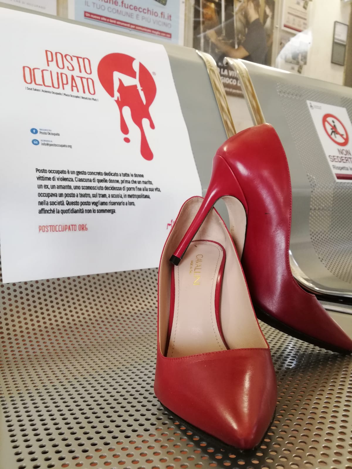 scarpe rosse nell'atrio del Comune per l'adesione alla campagna POSTO OCCUPATO