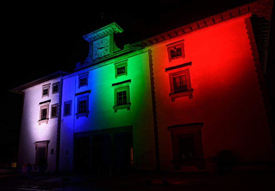 I colori dei quartieri fiorentini sulla facciata del Forte Belvedere