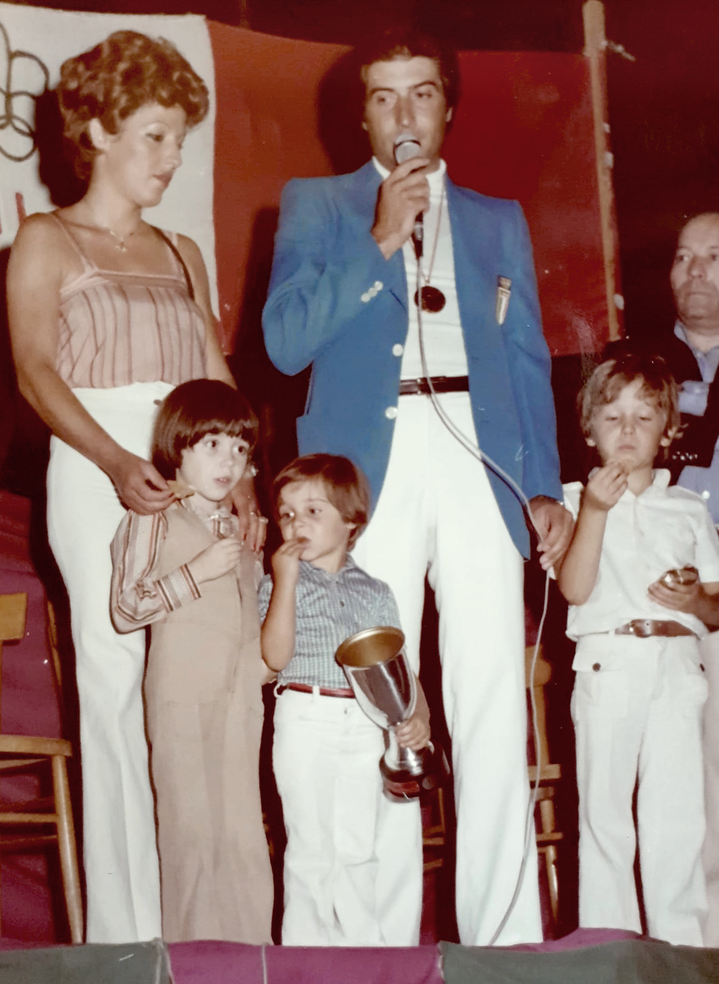 Ubaldesco Baldi in una cerimonia pubblica con la moglie e, di fronte, i due figli (Foto da comunicato)